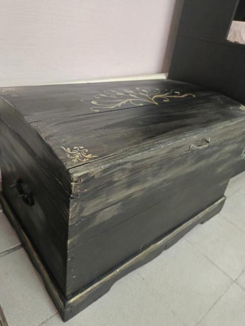Это наш первый отреставрированный сундук. 04