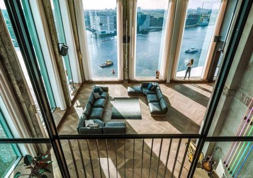 Мужской лофт для топ-менеджера и рок-звезды. 01