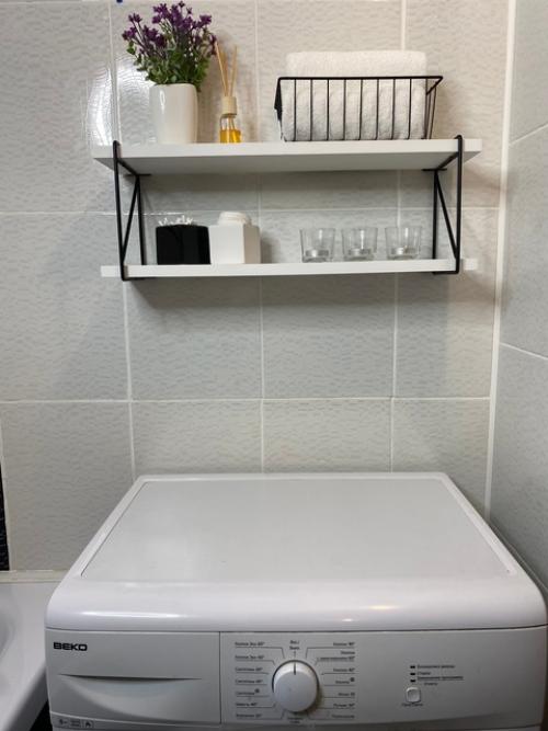 Полки из дерева - незаменимы в маленьком пространстве. 07