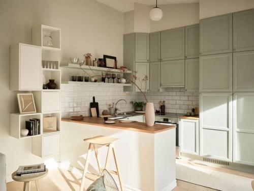 Приятный и нежный дом в цвете шалфей с тёплыми акцентами. 05