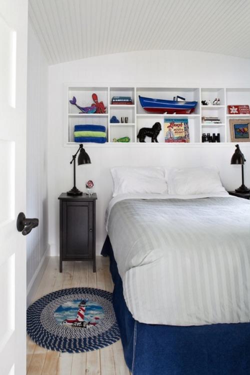 Встроенные в изголовье кровати полки. 01