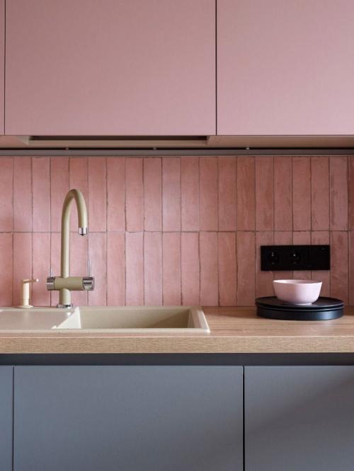 Розовая плитка - свежий акцент в интерьере кухни или ванной. 08
