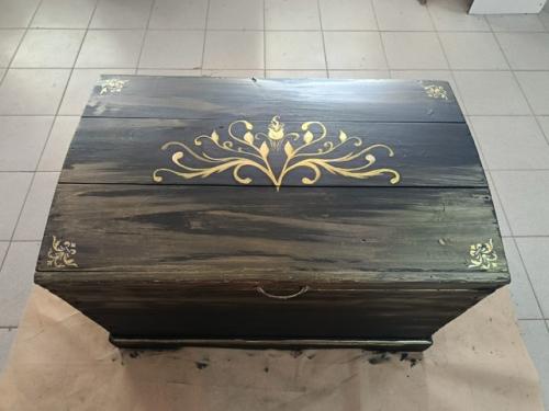 Это наш первый отреставрированный сундук. 02