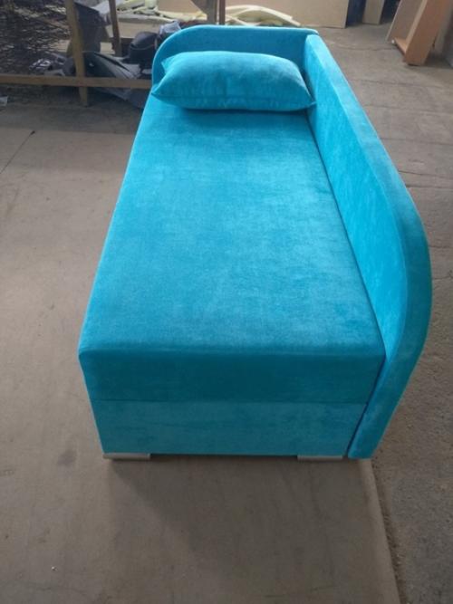 Голубой диван в интерьере пространство легкостью и чистотой наполняет. 01