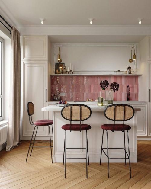 Розовая плитка - свежий акцент в интерьере кухни или ванной. 01