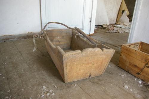 Заброшенный дом в пучуге, который со слов местных мог принадлежать одному из основателей пучужской росписи Иван чистиков, но это не точно. 06