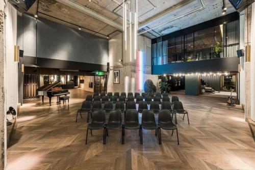 Мужской лофт для топ-менеджера и рок-звезды. 07