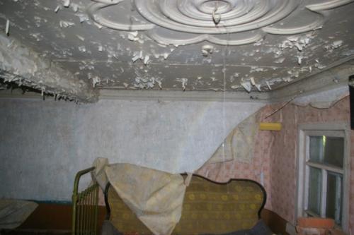 Заброшенный дом в пучуге, который со слов местных мог принадлежать одному из основателей пучужской росписи Иван чистиков, но это не точно. 09