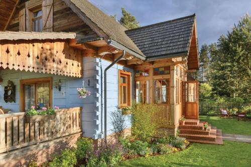 Очаровательный загородный дом в стиле кантри с большой верандой и черепичной крышей. 07