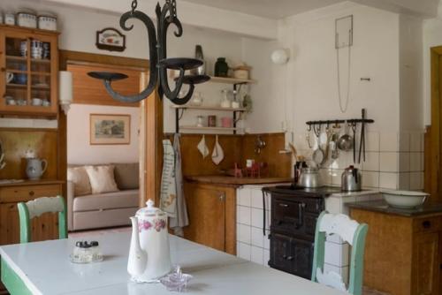 Бывают такие интерьеры, которые словно машина времени уносят в прошлое. 01