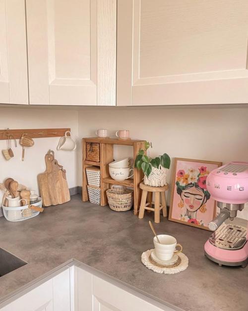 Ажурное ротанговое изголовье создает особый уют в спальне и само по себе является главным героем интерьера комнаты. 03