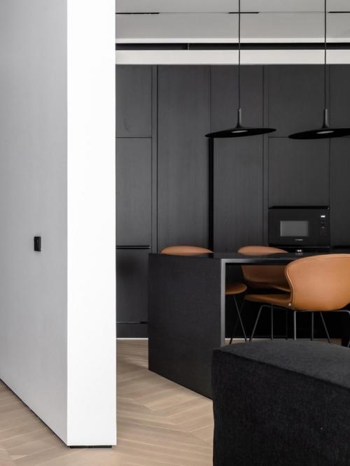 Чёрно-белый интерьер с характером: минимализм и металл в 65 м. 04