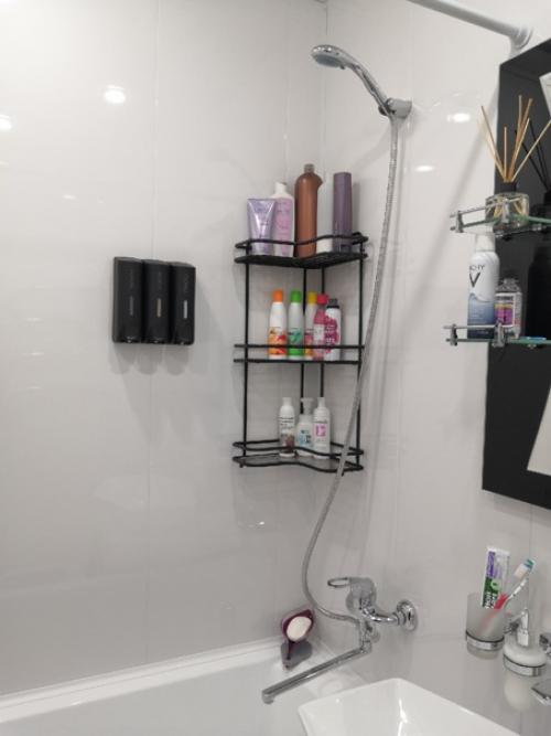 Как из старой ванной комнаты, которая уже давно не видела ремонта. 04