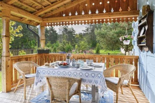 Очаровательный загородный дом в стиле кантри с большой верандой и черепичной крышей. 02