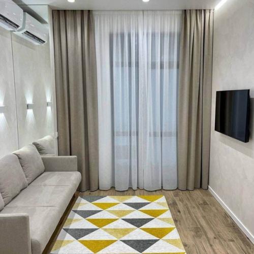 Кухня гостиная с балконом и спальней. 04