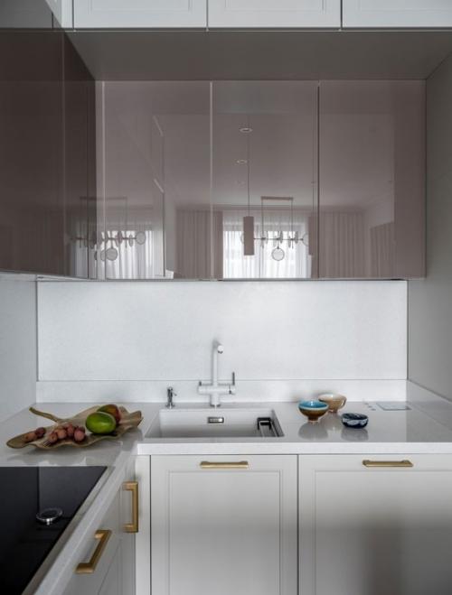 Интерьер совмещенной кухни - гостиной с отдельной столовой группой у окна. 03