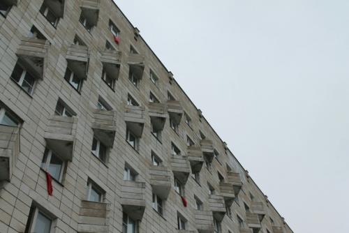 Всё чаще и чаще на улицах области можно заметить висящие из окон или с балконов отрезки красной ткани. 03