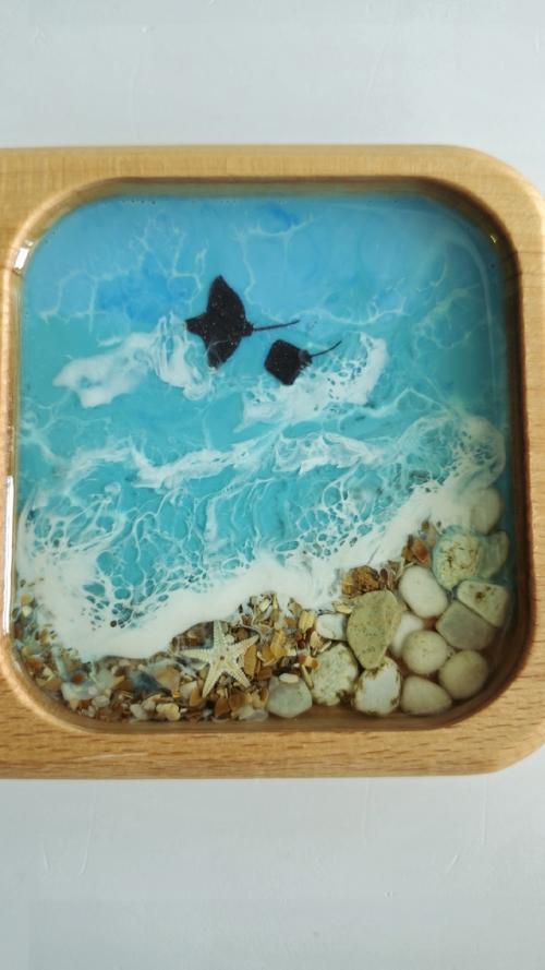 Деревянная менажница, декорированная морем из эпоксидной смолы. 04