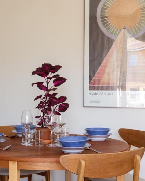 Игра цветов: скандинавский дизайн небольшой квартиры с ярким декором и растениями. 06