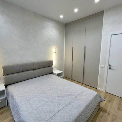 Кухня гостиная с балконом и спальней. 01