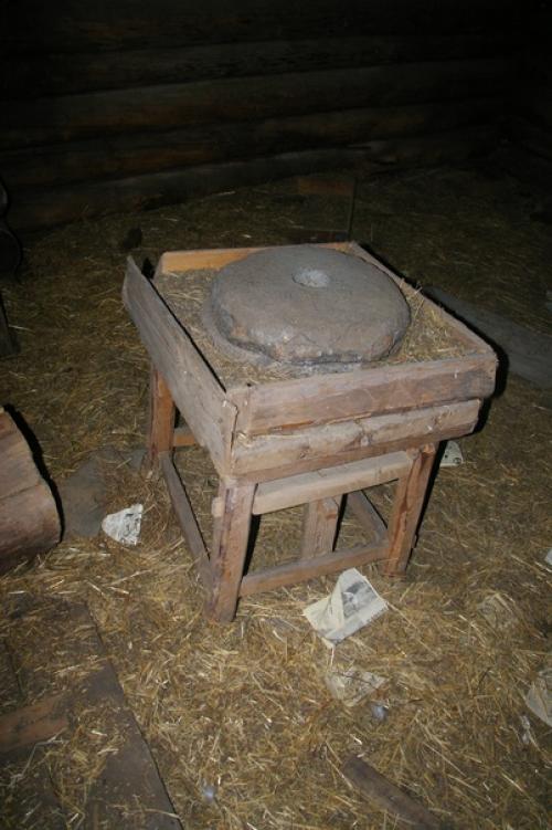 Заброшенный дом в пучуге, который со слов местных мог принадлежать одному из основателей пучужской росписи Иван чистиков, но это не точно. 08