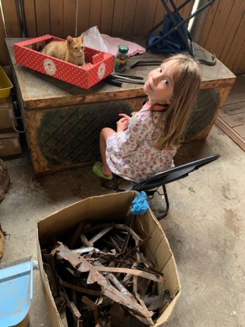 Привезла папе работу. 01