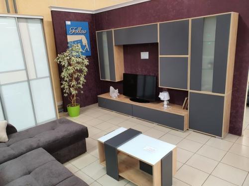 Классная мебель в зале, а не в рекламе. 04