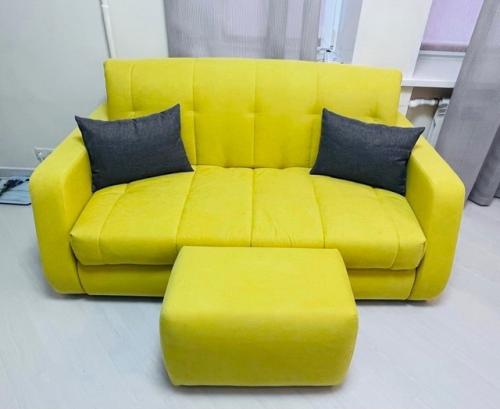 Желтый диван - смелый выбор, который может стать настоящим центром притяжения в вашей гостиной. 02