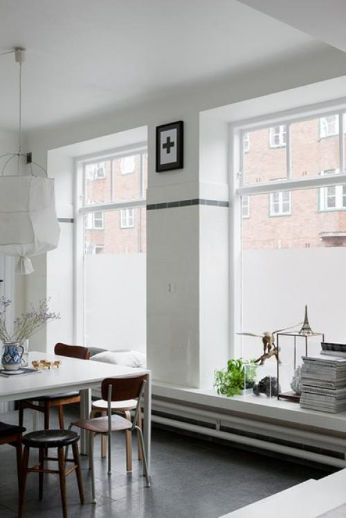 Интерьер недели.   Классическая шведская квартира с большими окнами и практически полностью белыми стенами. 03