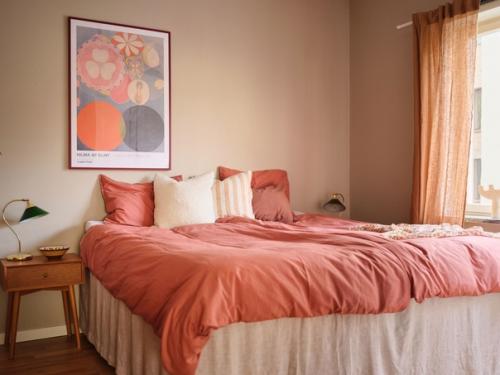 Добро пожаловать в прекрасную розовую квартиру с очаровательными обоями на кухне. 07