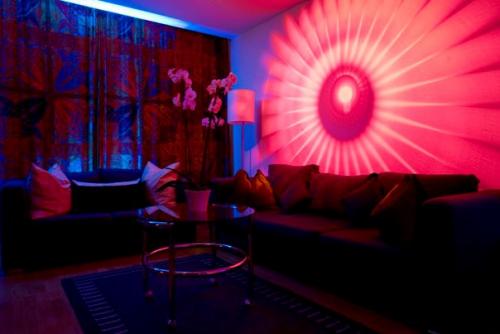 В путешествии, будь то отпуск или командировка, временным домом нам будет служить уютный гостиничный номер. 03