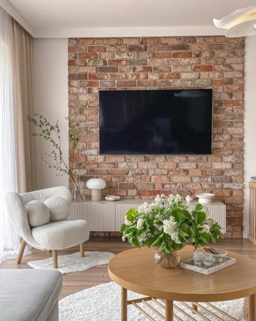 Приятные теплые тона, такие как коричневый, бежевый и натуральное дерево, дополняют почти белую основу этого современного семейного дома. 07