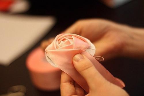 Красивые розы из атласных лент. 07