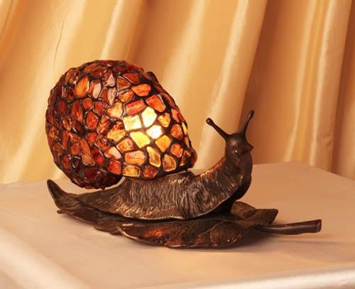 Янтарь - это красивый и уникальный материал, который можно использовать в декоре различными способами. 05