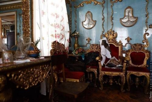 81-Летний житель села климово брянской области Владимир Акулов у себя в сельском доме создал своими руками интерьер в стиле екатерининской эпохи. 02