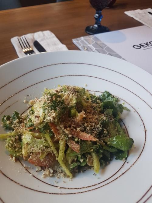 Ресторан Geko. Позиционируют себя как территорию отдыха, но есть там есть и ресторан в 2 этажа и бани, и дома. 02 Ресторан Geko. Позиционируют себя как территорию отдыха, но есть там есть и ресторан в 2 этажа и бани, и дома. 02