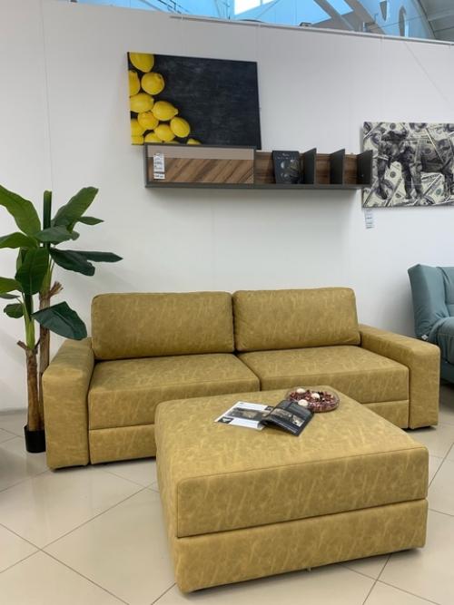 Желтый диван - смелый выбор, который может стать настоящим центром притяжения в вашей гостиной. 05