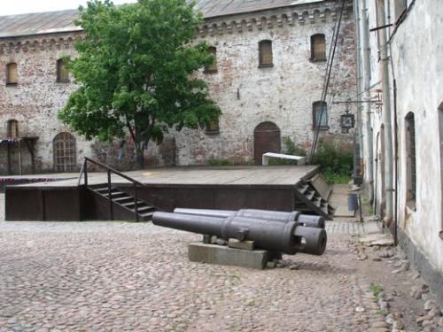 Выборгский замок. Выборгский замок был основан шведами в ходе их третьего крестового похода в 1293 году. 04