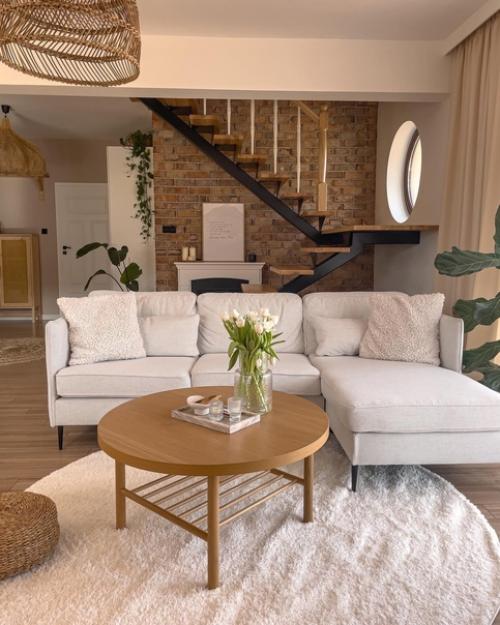 Приятные теплые тона, такие как коричневый, бежевый и натуральное дерево, дополняют почти белую основу этого современного семейного дома. 02