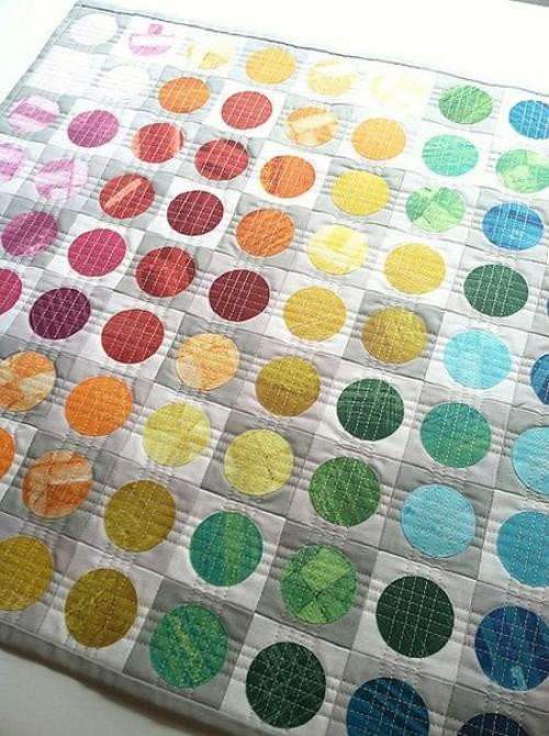 Покрывала из лоскутков выглядят очень ярко и броско. 01