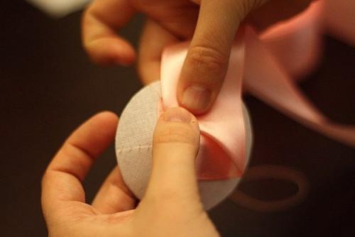 Красивые розы из атласных лент. 05