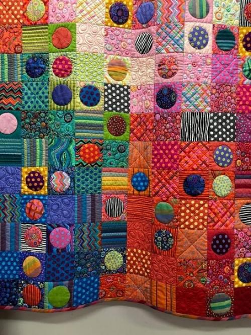 Покрывала из лоскутков выглядят очень ярко и броско. 03