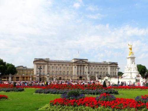 Букингемский дворец - это дворец, который является официальной резиденцией монархов Великобритании в Лондоне. 01