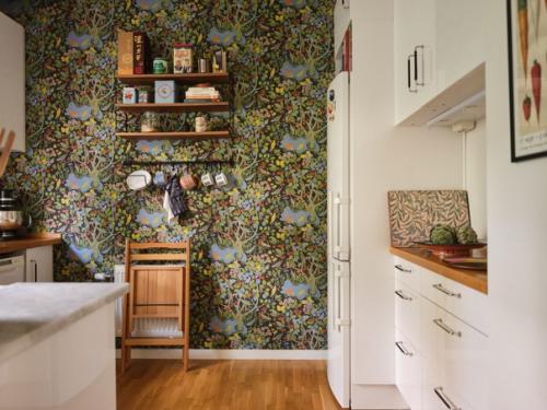 Добро пожаловать в прекрасную розовую квартиру с очаровательными обоями на кухне. 05