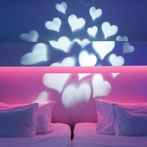 В путешествии, будь то отпуск или командировка, временным домом нам будет служить уютный гостиничный номер. 02