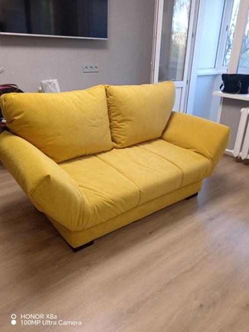 Желтый диван - смелый выбор, который может стать настоящим центром притяжения в вашей гостиной. 07