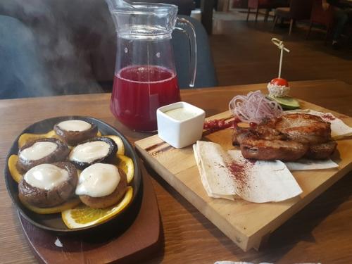 Ресторан Geko. Позиционируют себя как территорию отдыха, но есть там есть и ресторан в 2 этажа и бани, и дома. 03 Ресторан Geko. Позиционируют себя как территорию отдыха, но есть там есть и ресторан в 2 этажа и бани, и дома. 03