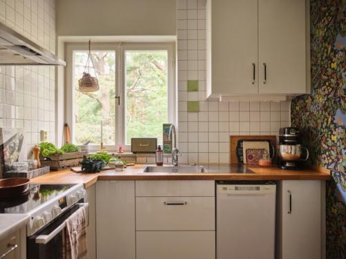 Добро пожаловать в прекрасную розовую квартиру с очаровательными обоями на кухне. 08