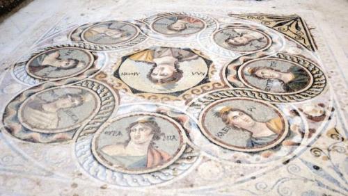 Археологи обнаружили греческие мозаики, которым 2 тысячи лет. 01