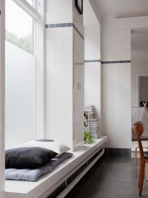 Интерьер недели.   Классическая шведская квартира с большими окнами и практически полностью белыми стенами. 05